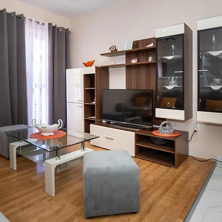 Six-bedroom In Prázdninový dům