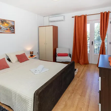 Prázdninový dům Six-bedroom In Klek