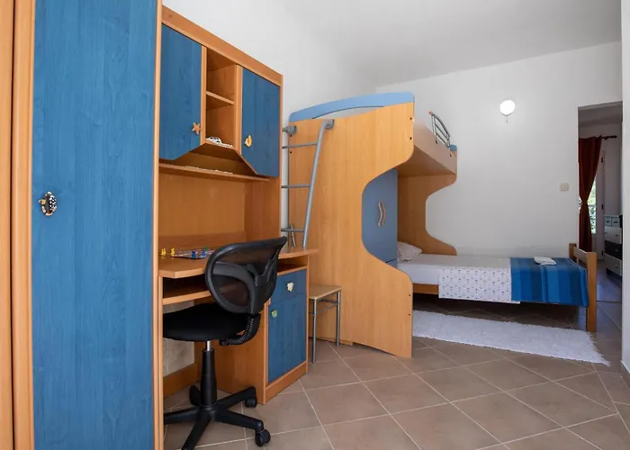 Six-bedroom In Ferienhaus