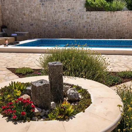 Stunning In With Outdoor Swimming Pool בית נופש