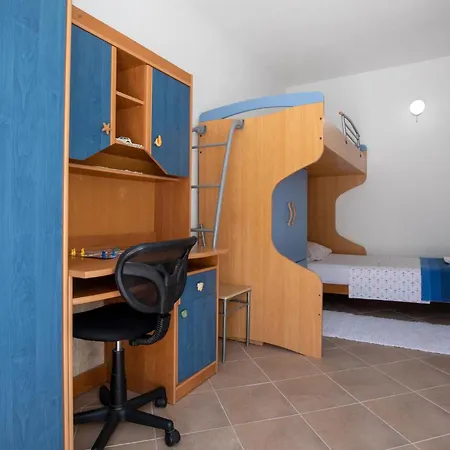 Six-bedroom In Tatil Evi