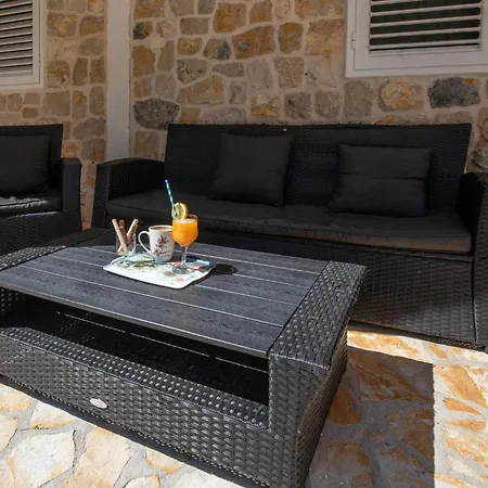 Stunning In With Outdoor Swimming Pool קלק