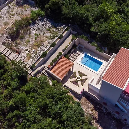 Stunning In With Outdoor Swimming Pool בית נופש *