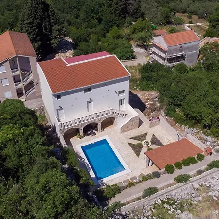 בית נופש Stunning In With Outdoor Swimming Pool *