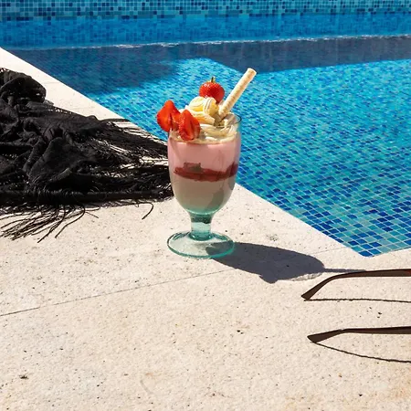 בית נופש Stunning In With Outdoor Swimming Pool קלק