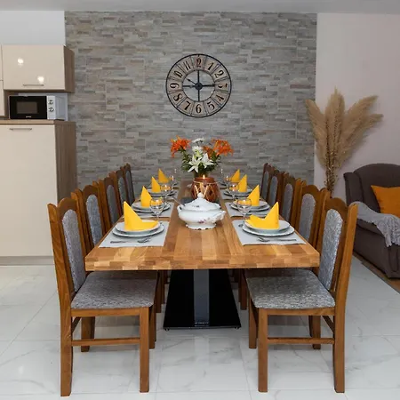 בית נופש Stunning In With Outdoor Swimming Pool *