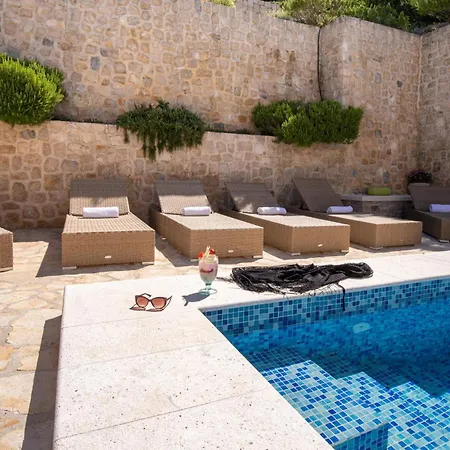 Stunning In With Outdoor Swimming Pool