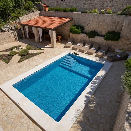 Stunning In With Outdoor Swimming Pool קלק