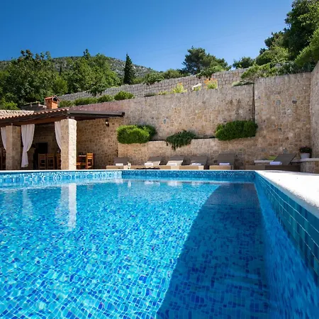 Stunning In With Outdoor Swimming Pool