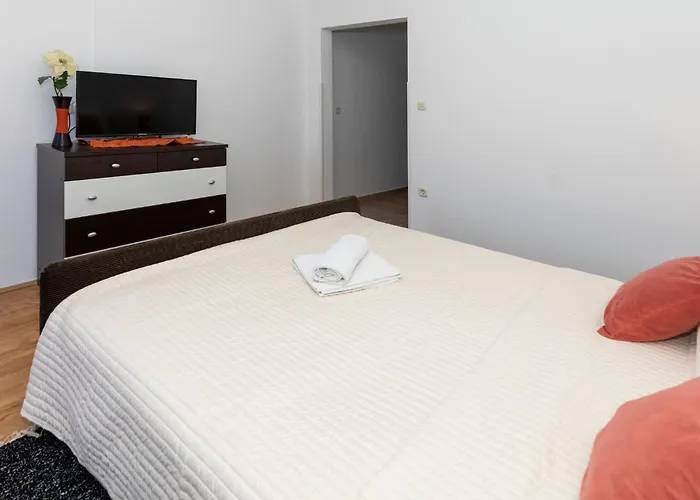 Six-bedroom In 度假居